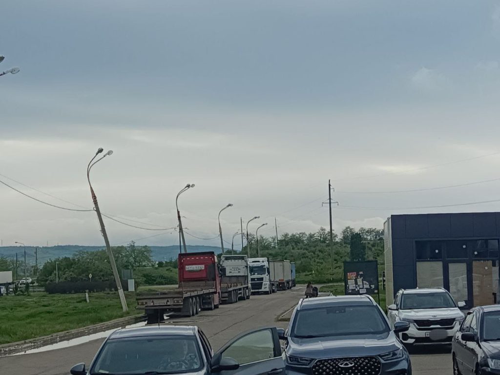 Большегрузы не дают покоя жителям микрорайона Надежда в Крымске