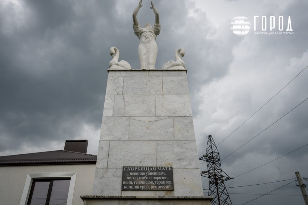 Памятник Скорбящей матери в хуторе Новоукраинский в Крымске Краснодарского края