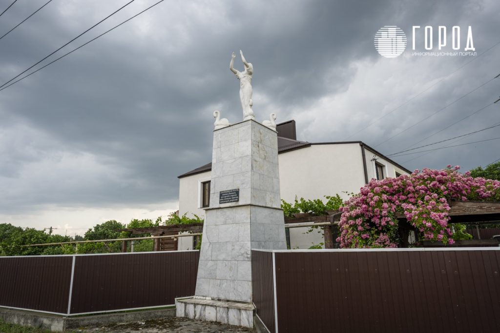 Памятник Скорбящей матери в хуторе Новоукраинский в Крымске Краснодарского края