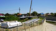 В Крымске устанавливают новый мост в районе парка Воинской доблести