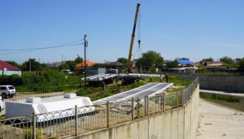 В Крымске устанавливают новый мост в районе парка Воинской доблести