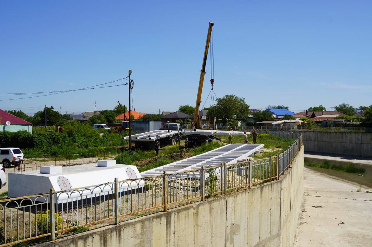 В Крымске устанавливают новый мост в районе парка Воинской доблести
