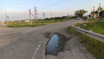 Жители хутора Армянский жалуются на дорогу с ямами