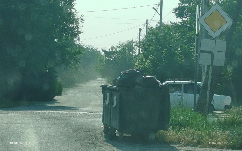 «Создают угрозу транспорту и пешеходам»: крымчане просят убрать мусорные баки с дорог