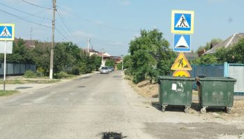 Жители Крымска обеспокоены мусорными баками на дорогах
