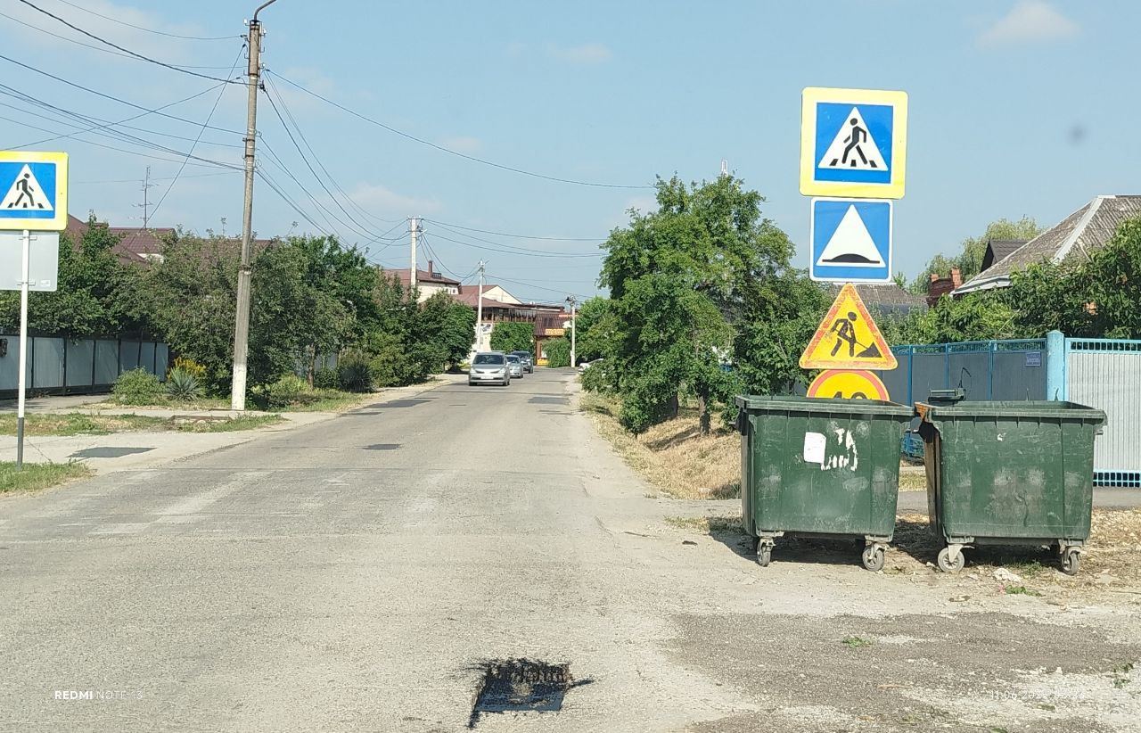 Жители Крымска обеспокоены мусорными баками на дорогах