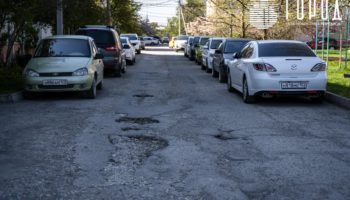 Жители Крымска ждут тротуар на ремонтируемой улице Западной