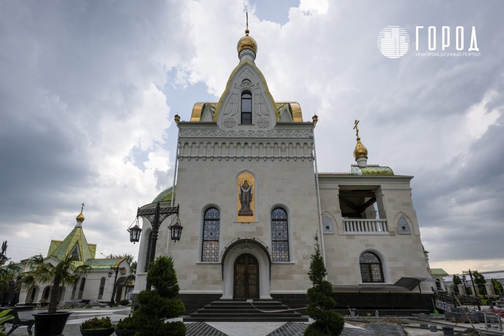 В храме Преподобного Сергия Радонежского в Крымском районе освятили колокола: чем он так удивляет путников?