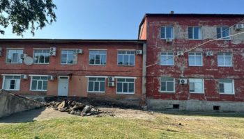 Крымская ЦРБ объявила многомиллионный тендер на капитальный ремонт кровли административно-терапевтического корпуса.