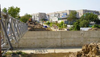 В Крымске начался монтаж пешеходного моста на улице Веселой