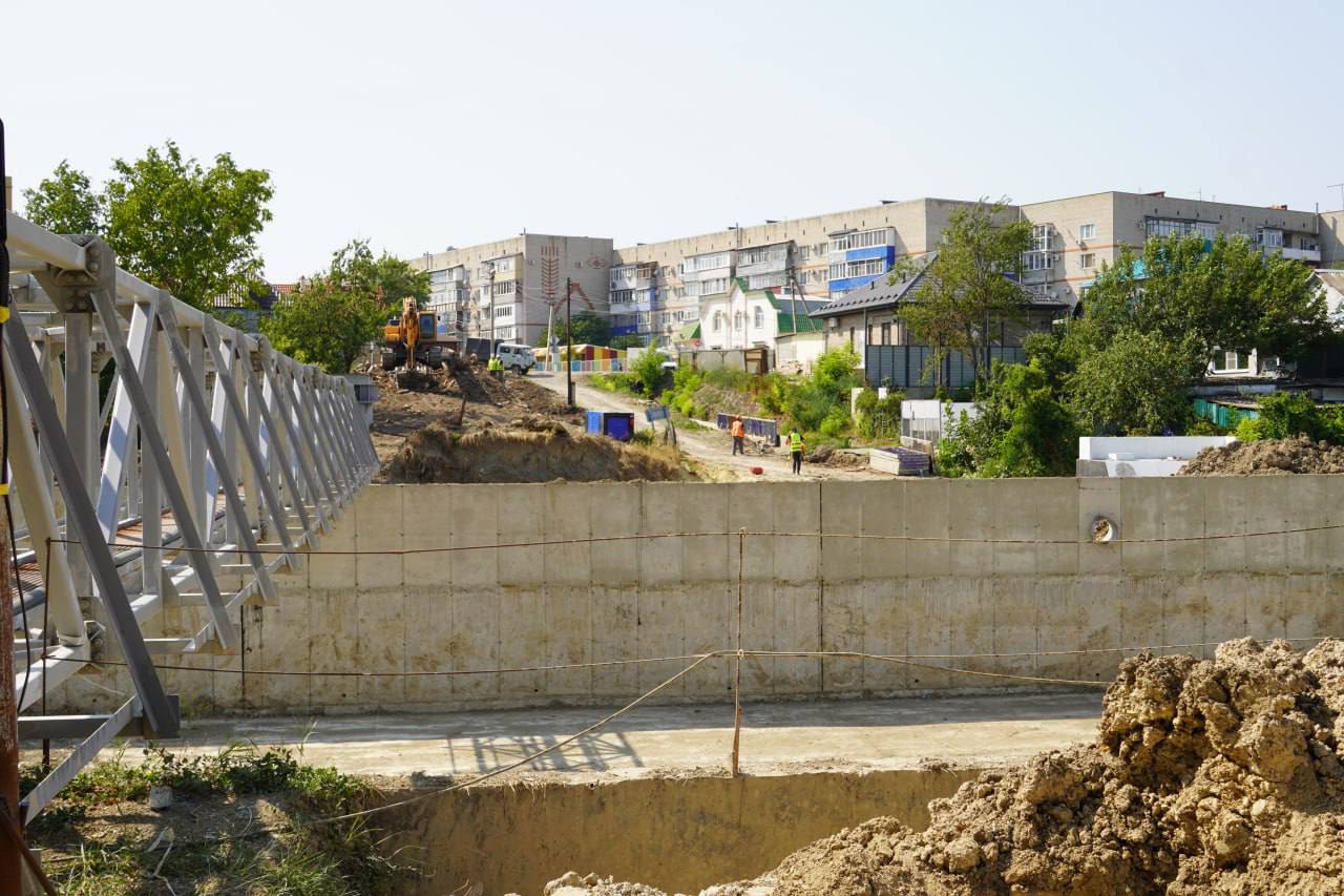 В Крымске начался монтаж пешеходного моста на улице Веселой