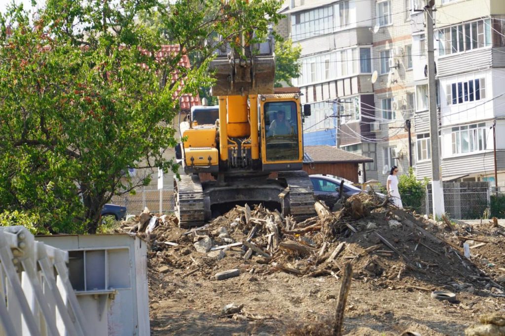 В Крымске начался монтаж пешеходного моста на улице Веселой