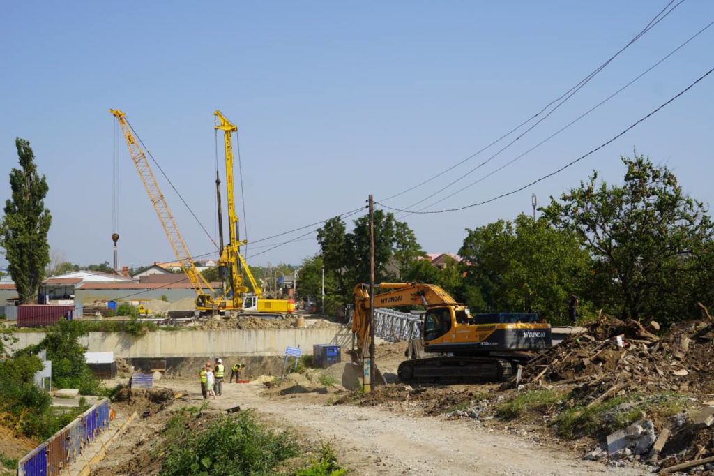 В Крымске начался монтаж пешеходного моста на улице Веселой