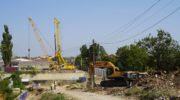 Дорога на улице Коммунистической Крымска к строящимся мостам