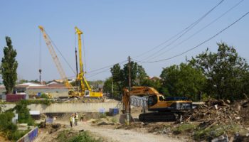 Дорога на улице Коммунистической Крымска к строящимся мостам