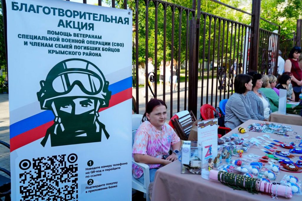 Родители героя с мурала Дмитрия Дарченко приняли участие в Дне ветеранов боевых действий в Крымске