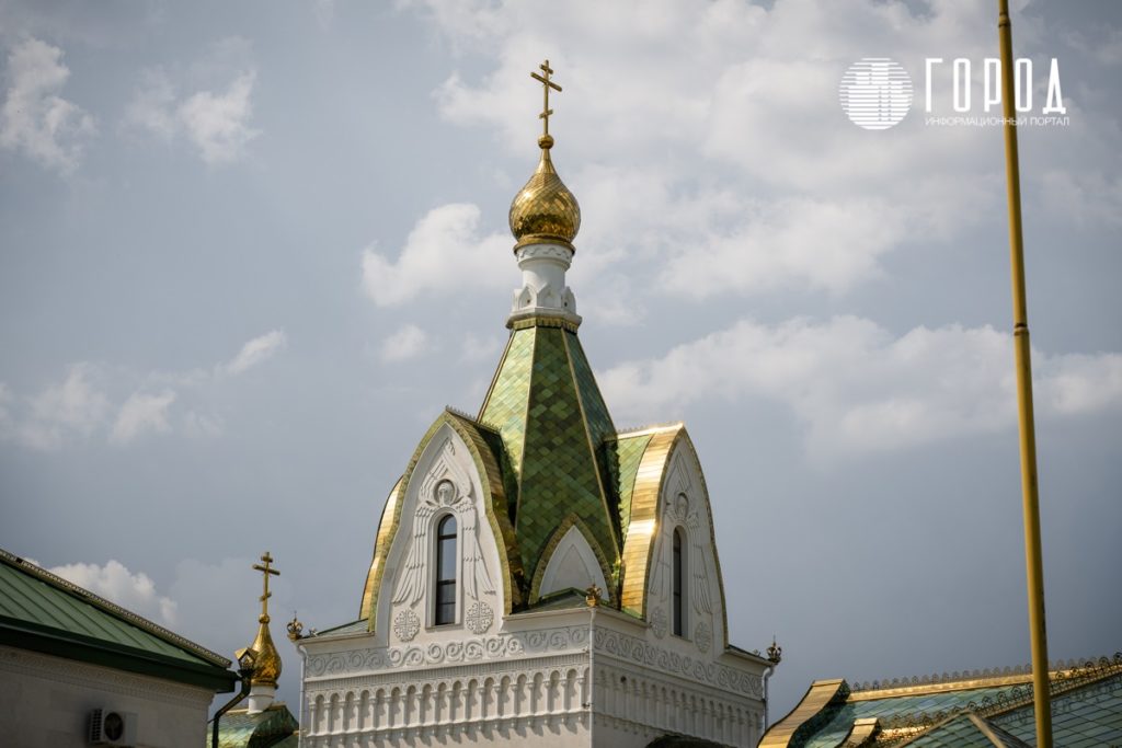 В храме Преподобного Сергия Радонежского в Крымском районе освятили колокола: чем он так удивляет путников?