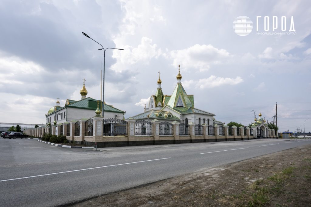 В храме Преподобного Сергия Радонежского в Крымском районе освятили колокола: чем он так удивляет путников?