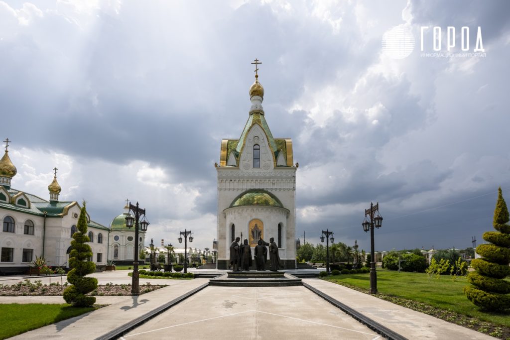 В храме Преподобного Сергия Радонежского в Крымском районе освятили колокола: чем он так удивляет путников?