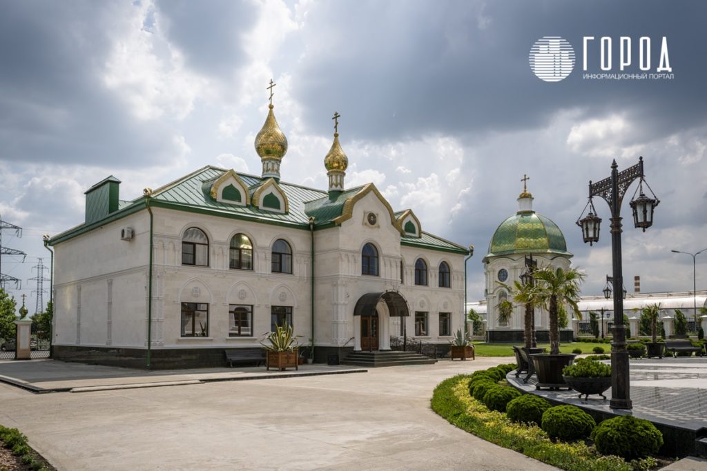 В храме Преподобного Сергия Радонежского в Крымском районе освятили колокола: чем он так удивляет путников?