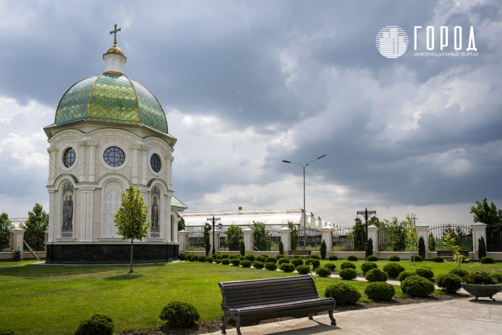 В храме Преподобного Сергия Радонежского в Крымском районе освятили колокола: чем он так удивляет путников?