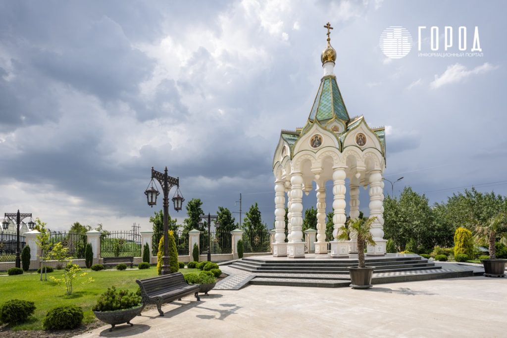 В храме Преподобного Сергия Радонежского в Крымском районе освятили колокола: чем он так удивляет путников?