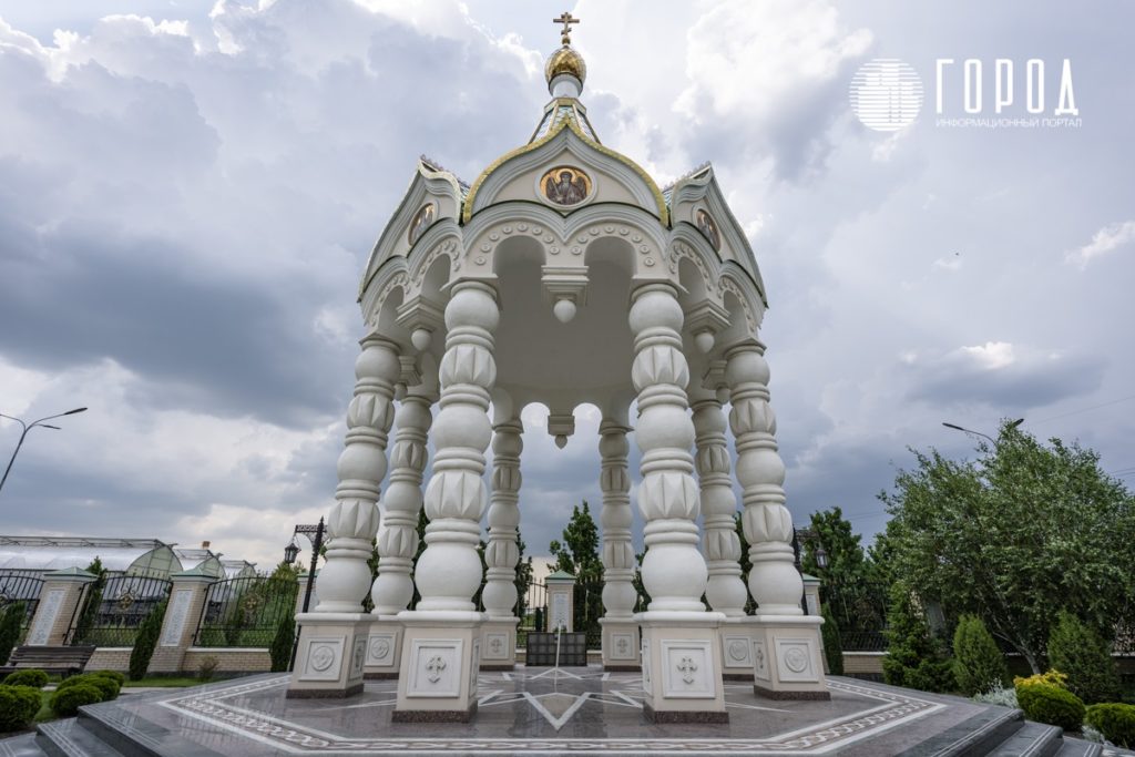 В храме Преподобного Сергия Радонежского в Крымском районе освятили колокола: чем он так удивляет путников?