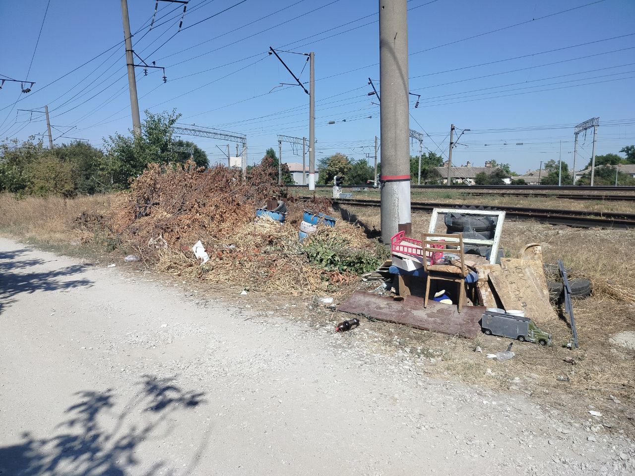 Убирают свалку в Крымске (1)