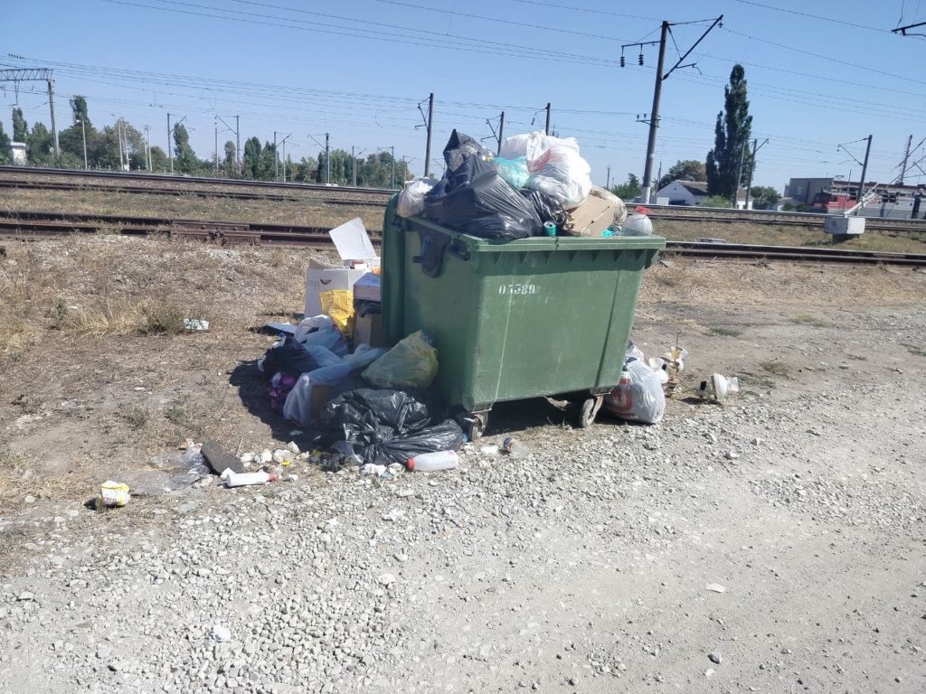 Убирают свалку в Крымске (2)