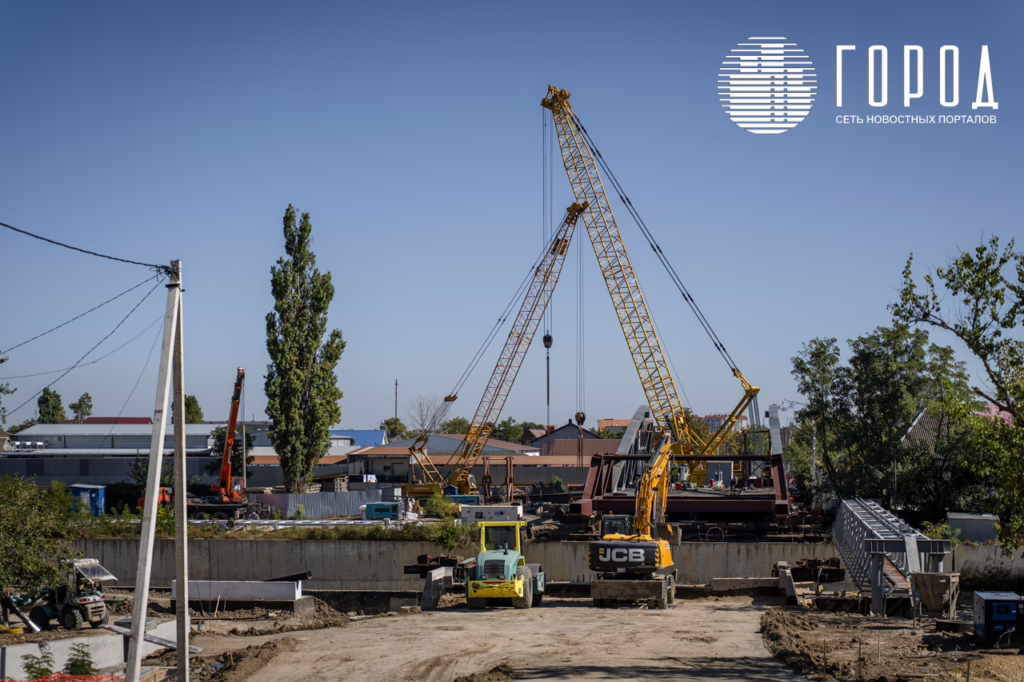 В Крымске между улицами Коммунистической и Космонавтов начали монтировать автомобильный мост