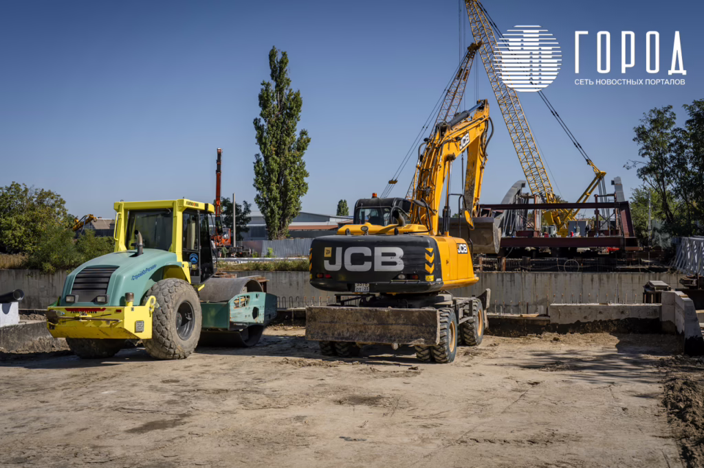 В Крымске между улицами Коммунистической и Космонавтов начали монтировать автомобильный мост