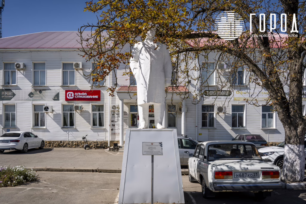 В Крымске памятник Ленину скрыли ветки разросшегося дерева