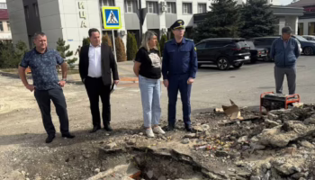 Прокуратур проверил ход благоустройства парка и теплосетей в Крымском районе