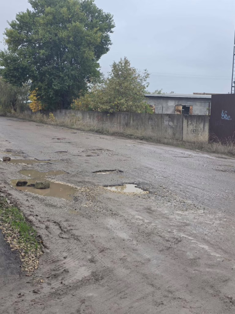 Жители улицы Бригадной в Крымске пожаловались на дорожные ямы