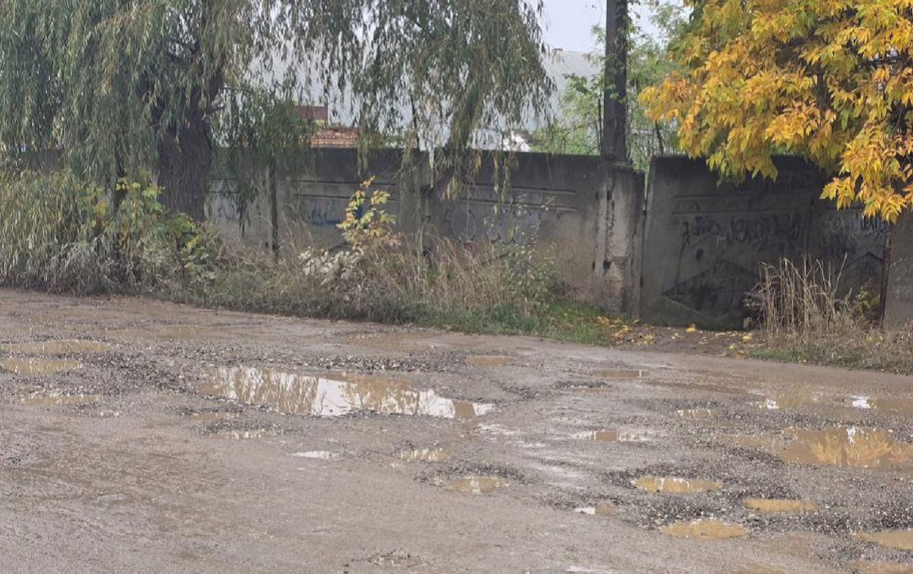 Жители улицы Бригадной в Крымске пожаловались на дорожные ямы