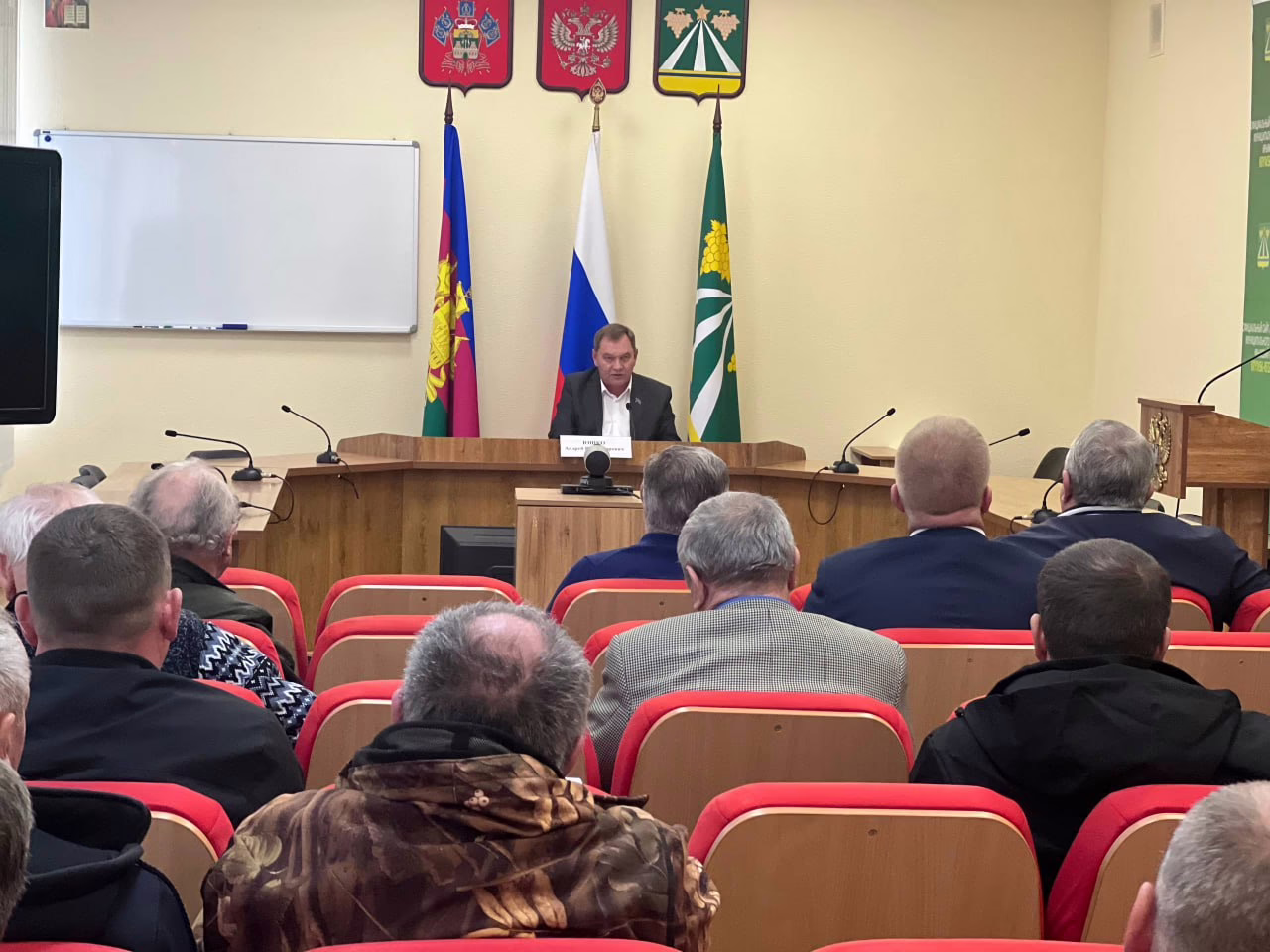 Депутаты возглавили постоянные комиссии Крымского района