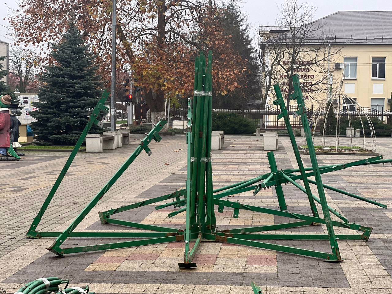 В Крымске начали устанавливать главную новогоднюю ёлку