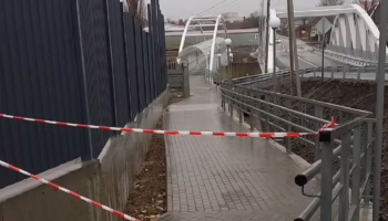 Новый пешеходный мост в Крымске сразу после открытия снова закрыли