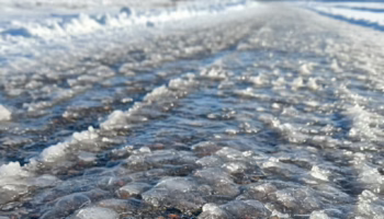 В посёлке Красном Крымского района наст на дороге превратился в толстую корку льда.