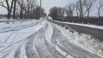 Дорогу на тротуаре устроили водители в микрорайоне Крымска «Озерки»