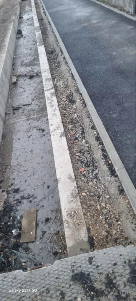 Жительница Крымска показала последствия ремонта улицы Кирова: обрывы и ливневки с мусором