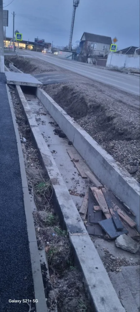 Жительница Крымска показала последствия ремонта улицы Кирова: обрывы и ливневки с мусором