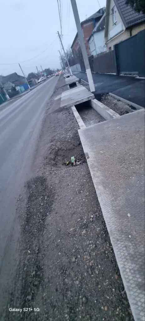 Жительница Крымска показала последствия ремонта улицы Кирова: обрывы и ливневки с мусором