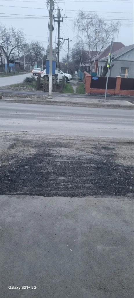 Жительница Крымска показала последствия ремонта улицы Кирова: обрывы и ливневки с мусором