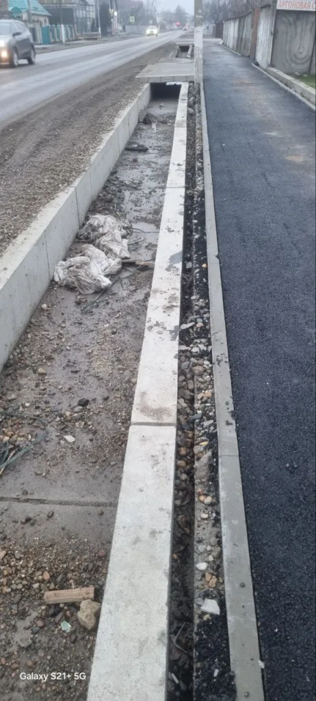 Жительница Крымска показала последствия ремонта улицы Кирова: обрывы и ливневки с мусором