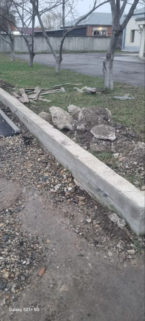 Жительница Крымска показала последствия ремонта улицы Кирова: обрывы и ливневки с мусором