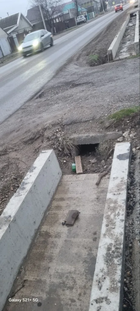 Жительница Крымска показала последствия ремонта улицы Кирова: обрывы и ливневки с мусором