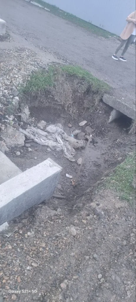 Жительница Крымска показала последствия ремонта улицы Кирова: обрывы и ливневки с мусором