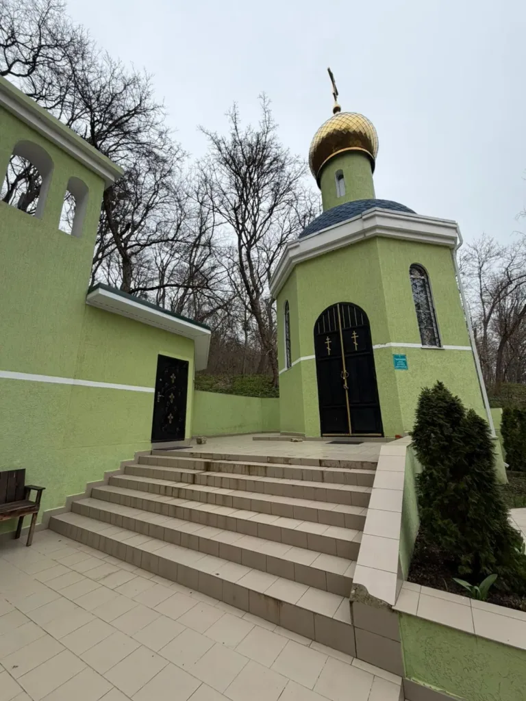 Часовня Матроны Московской в Крымском районе опустела и тонет в грязи после скандального снятия иеромонаха