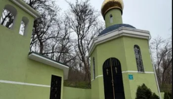 часовню Матроны Московской на Щелоковом роднике оставили без ухода после конфликта с чиновницей.